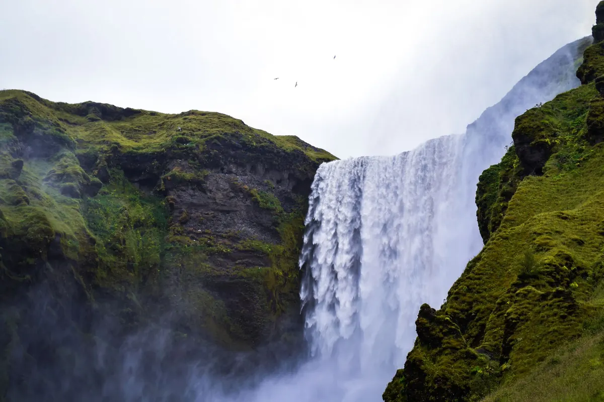 A Seasonal Guide to Visiting Iceland: Northern Lights, Midnight Sun and Shoulder Season
